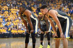 华体会APP下载-勇士赴敌阵，总决赛打破平手局面