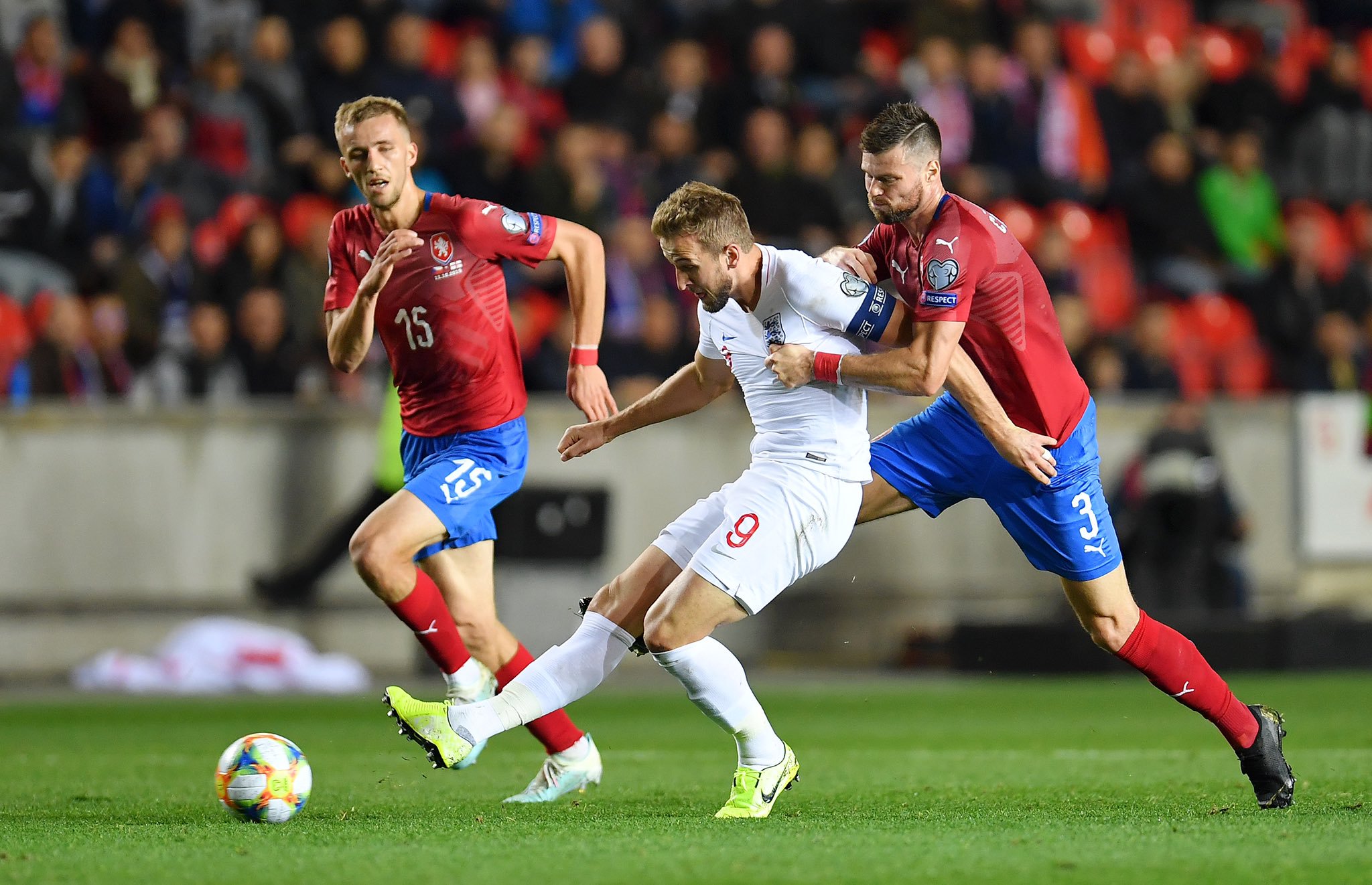 法国逆袭英格兰：力挽败局赢球晋级的简单介绍