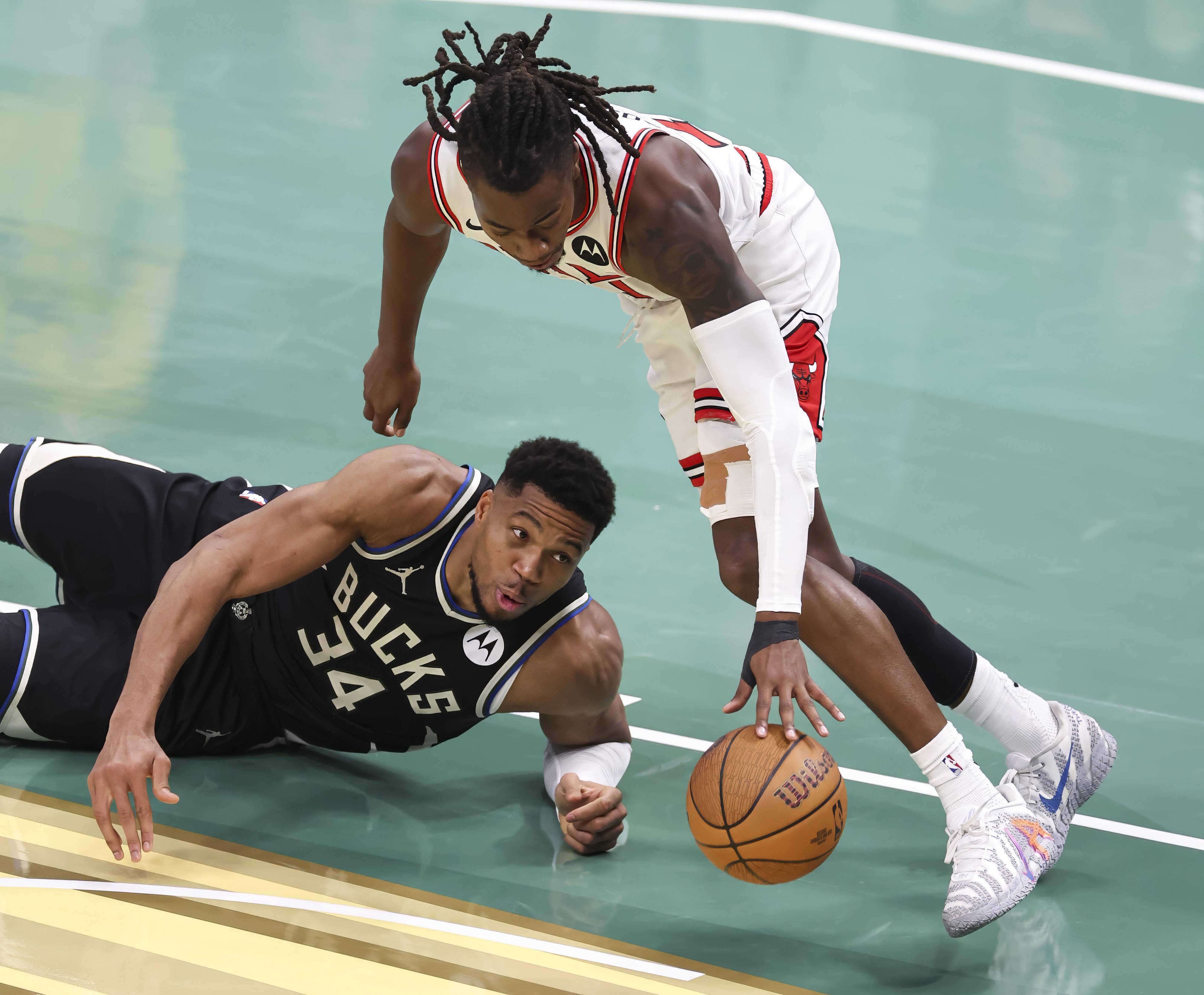 篮网逆转雄鹿,周琦关键制胜 篮网逆转雄鹿,周琦关键制胜